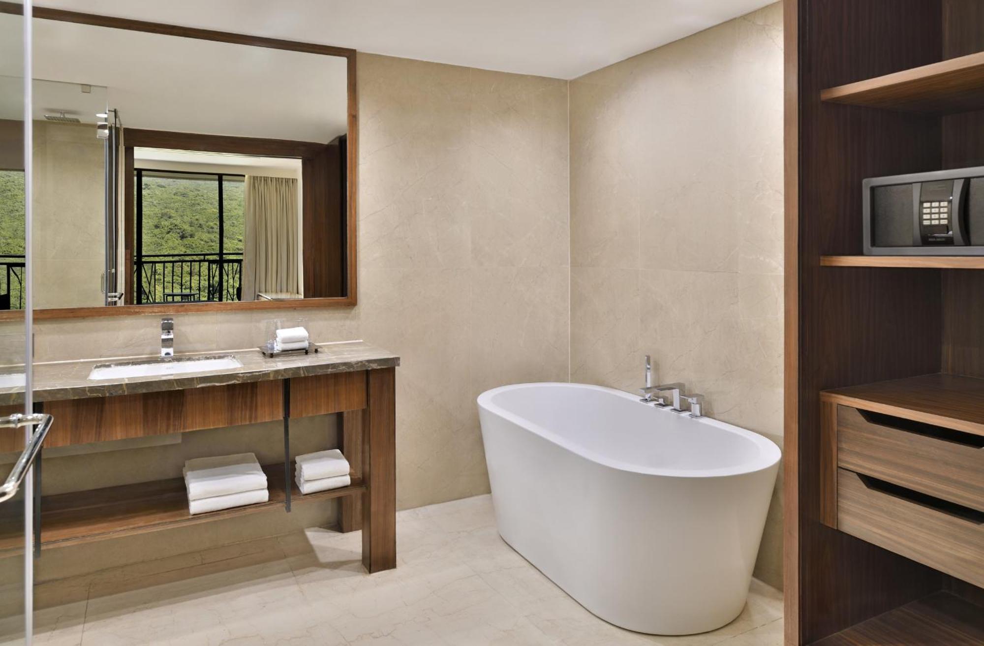 Courtyard By Marriott Mahabaleshwar Hotel Ngoại thất bức ảnh