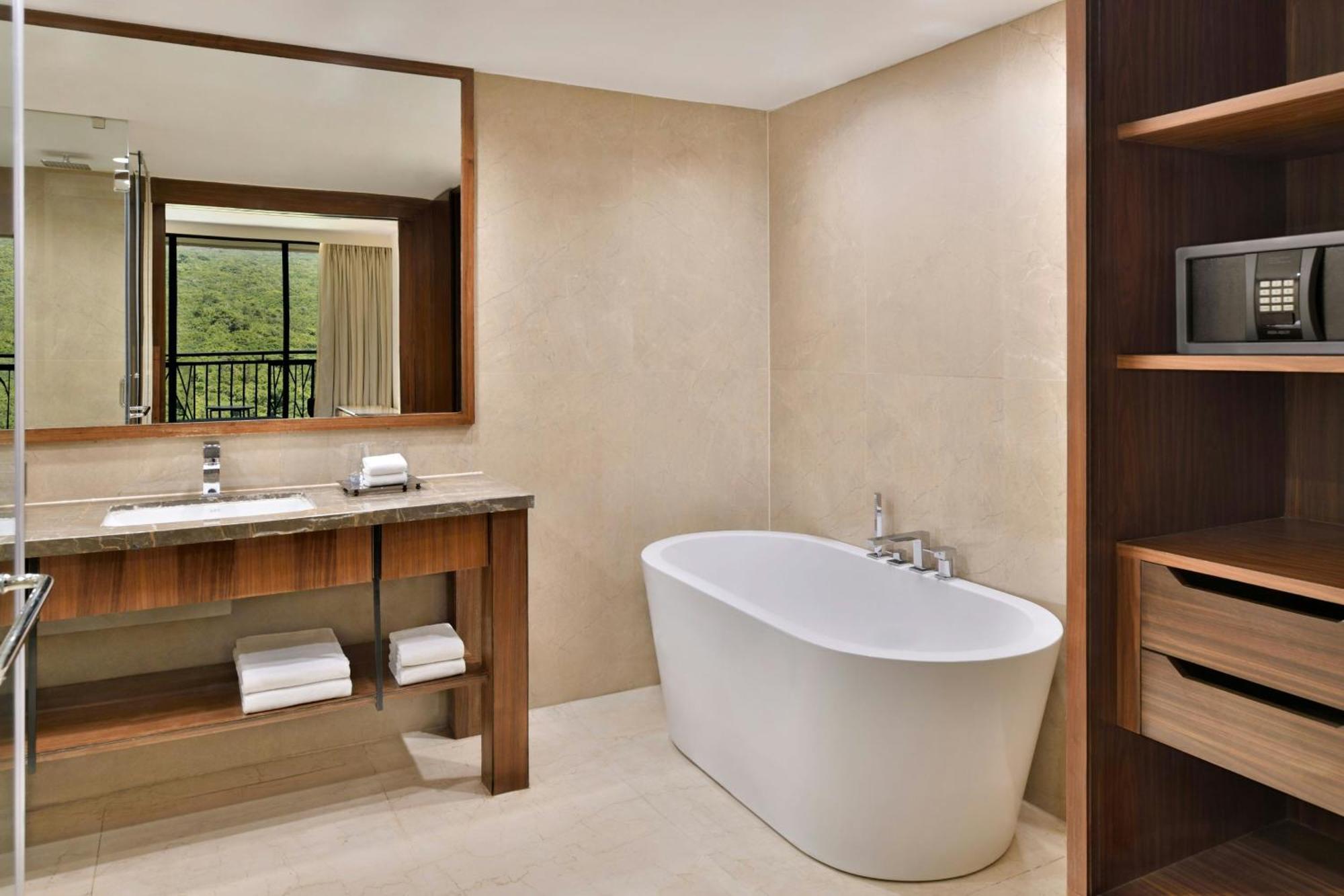 Courtyard By Marriott Mahabaleshwar Hotel Ngoại thất bức ảnh